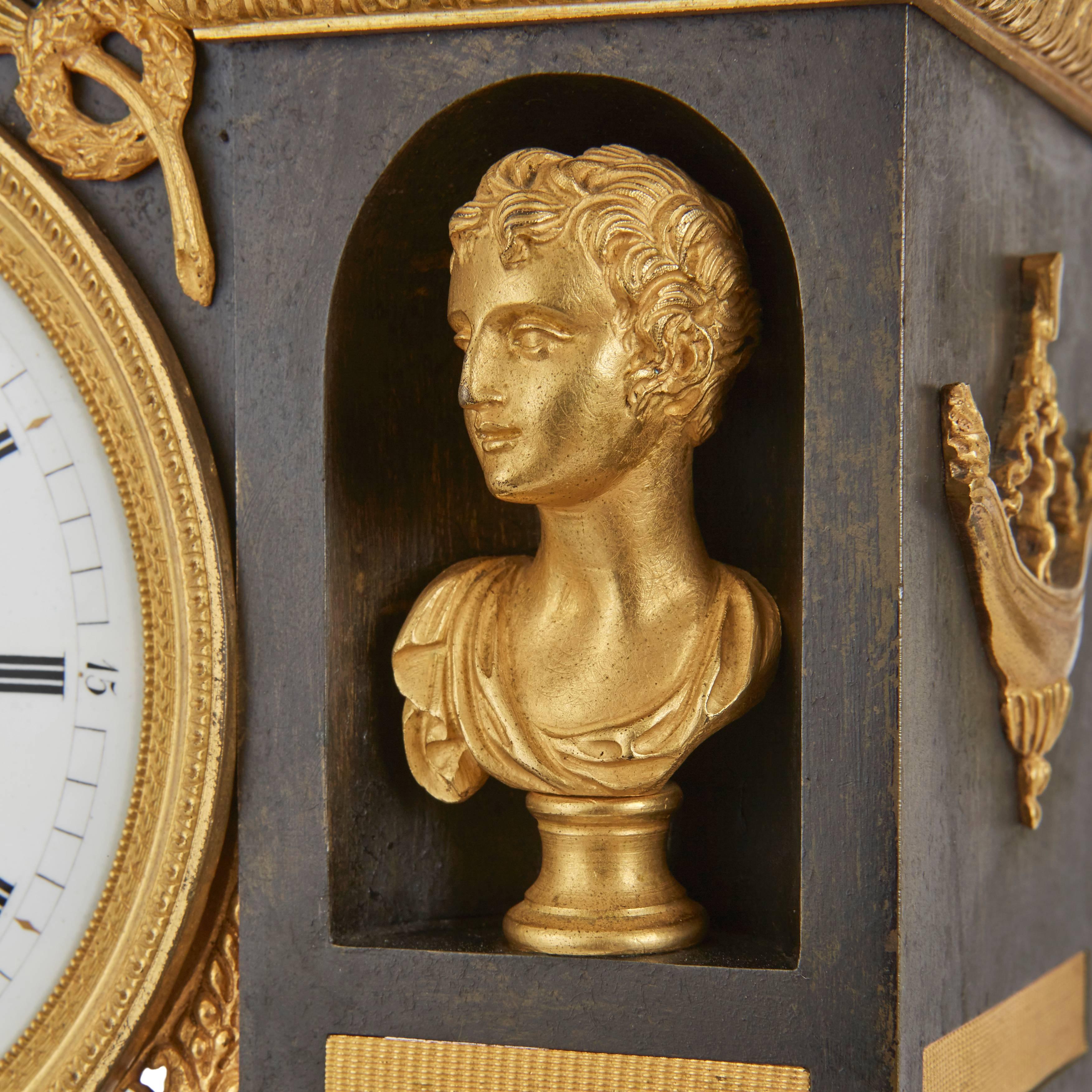 Vergoldete und patinierte Bronze-Kaminuhr aus der Empire-Periode von Gaston Jolly im Zustand „Gut“ im Angebot in London, GB