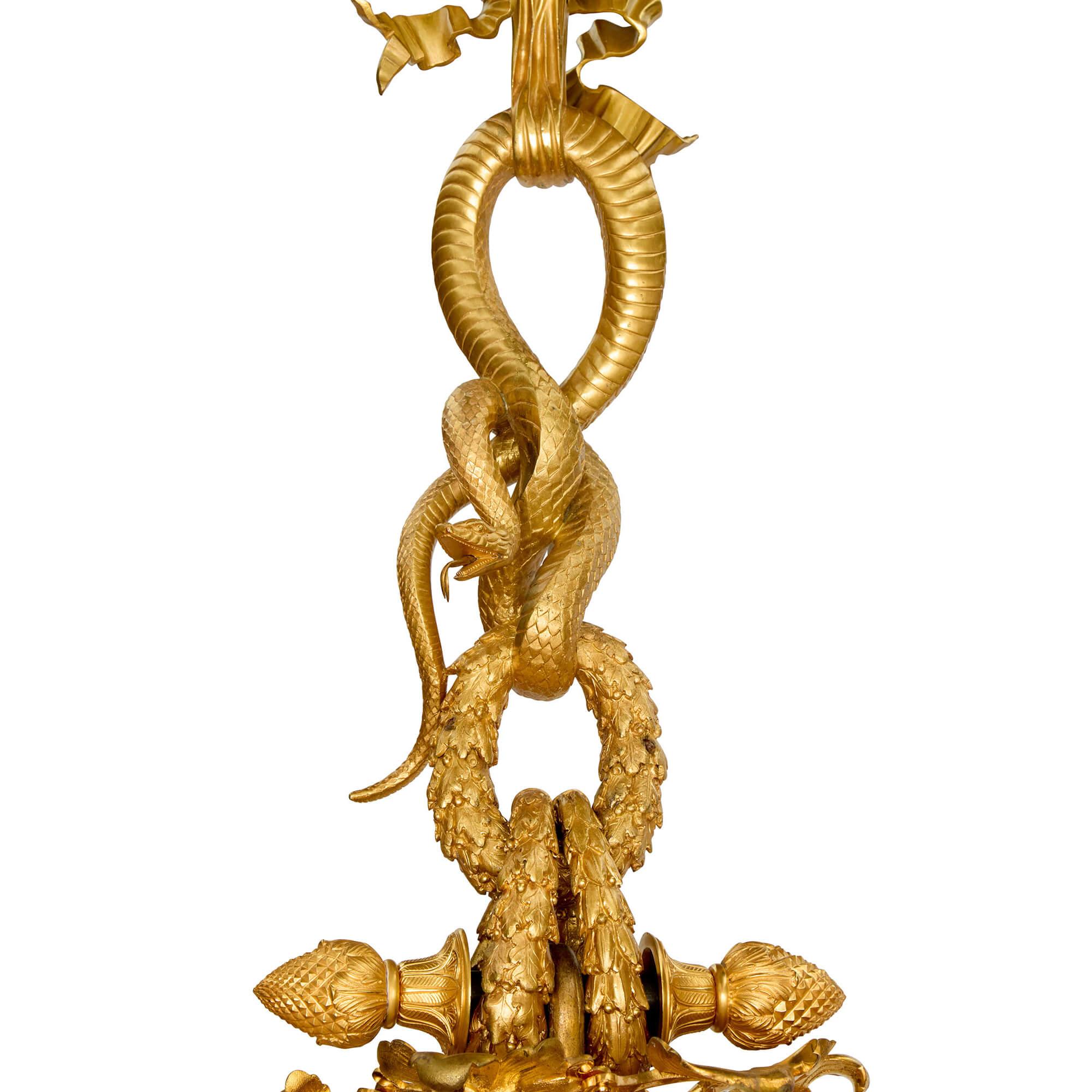 Très grand lustre français ancien Louis XIV en bronze doré et ornementé 
Français, 19e siècle 
Hauteur 250 cm, diamètre 160 cm

Exemple remarquable de l'artisanat français du XIXe siècle, ce grand lustre en bronze doré est conçu dans l'opulente