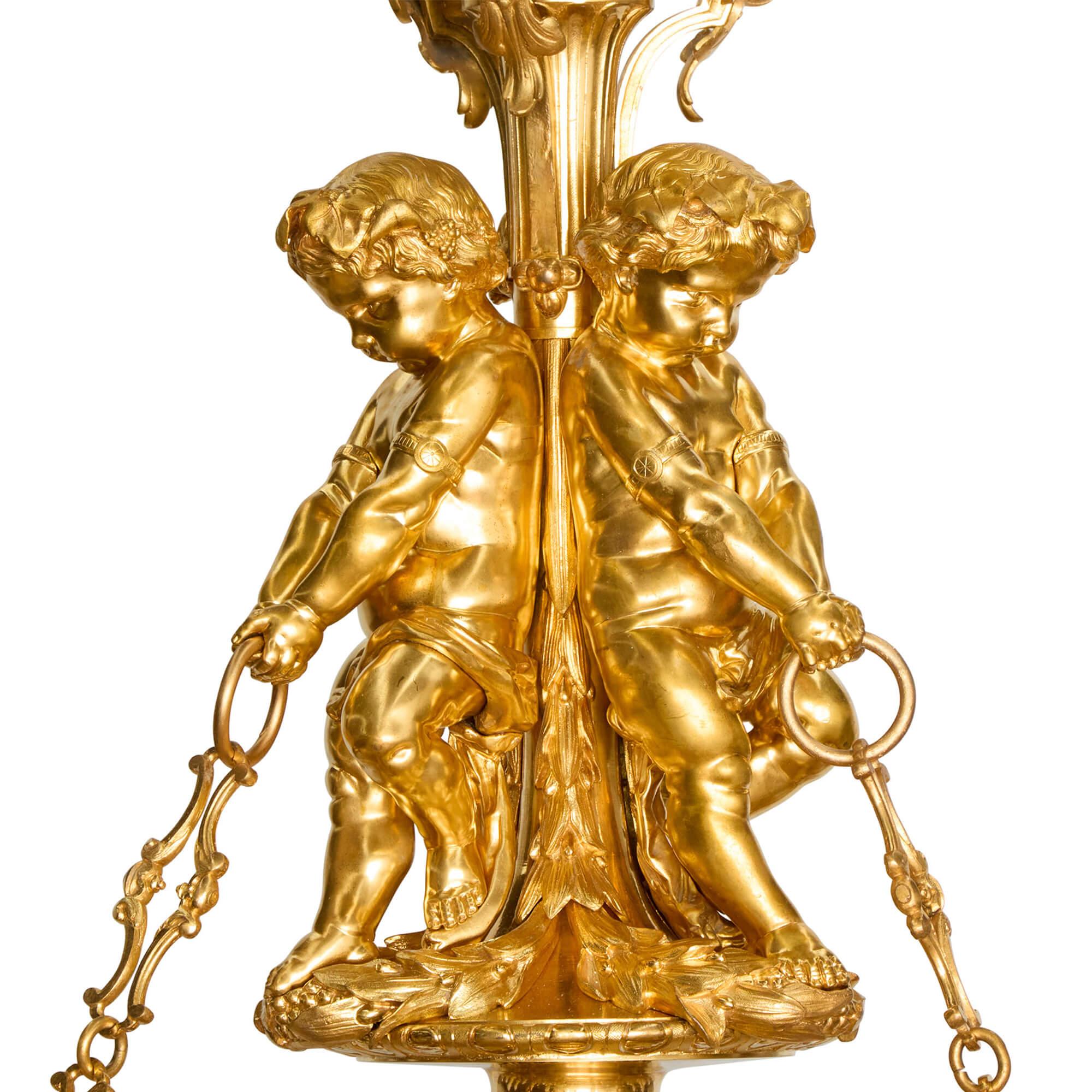 Français Très grand lustre français ancien Louis XIV en bronze doré et ornementé en vente