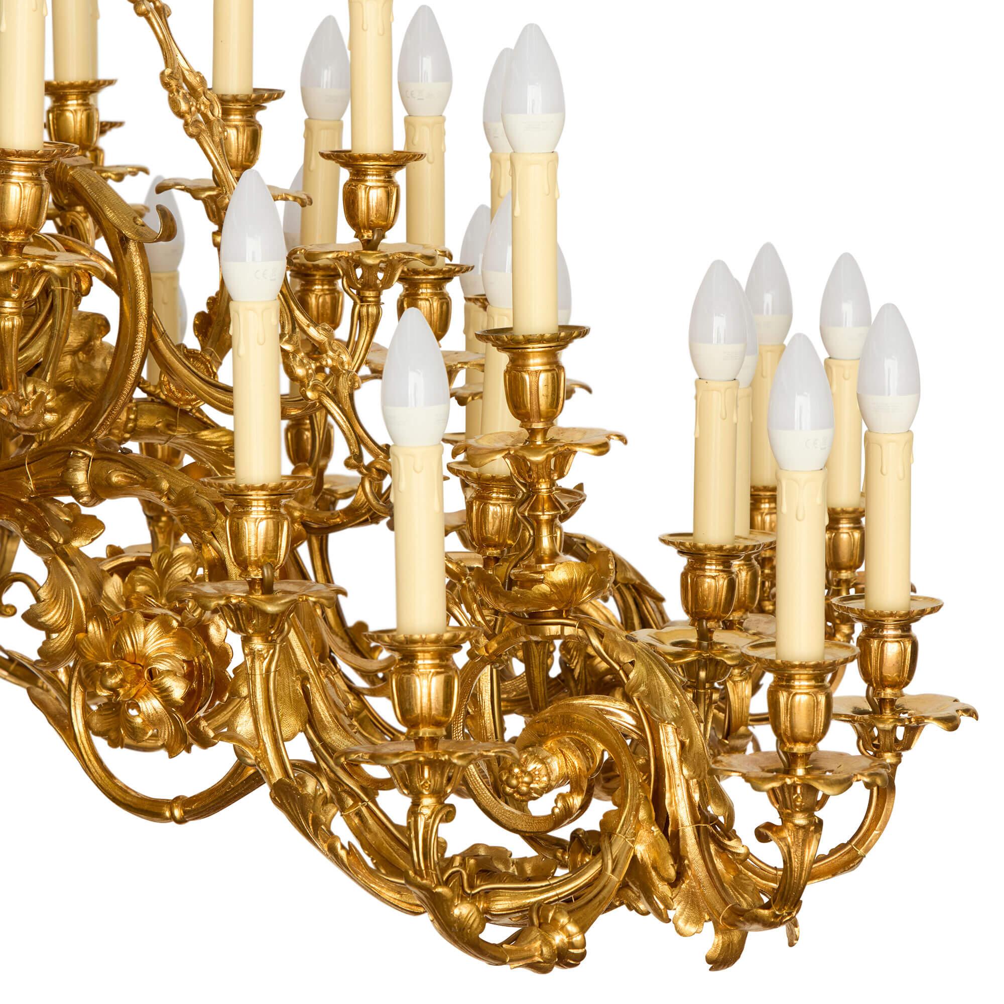 Moulage Très grand lustre français ancien Louis XIV en bronze doré et ornementé en vente