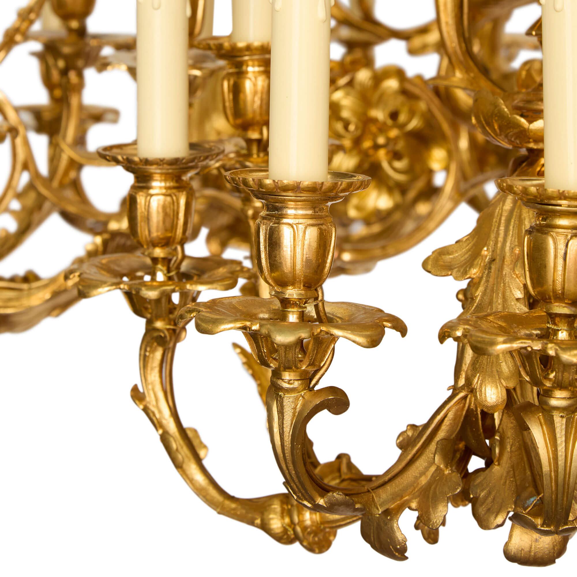 Très grand lustre français ancien Louis XIV en bronze doré et ornementé Bon état - En vente à London, GB