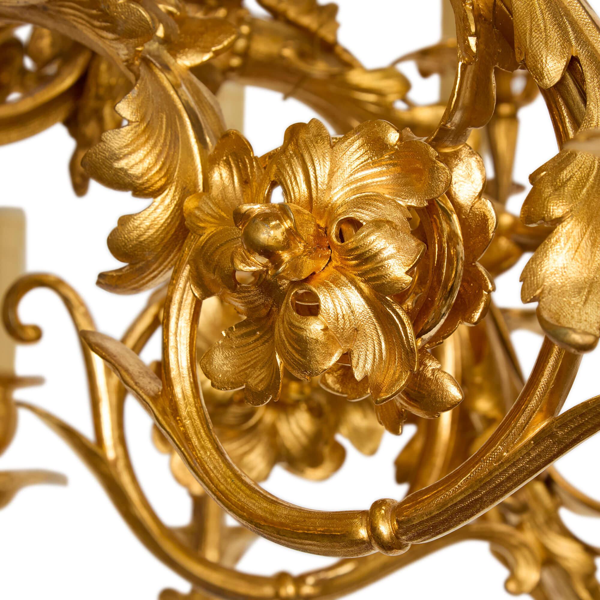 XIXe siècle Très grand lustre français ancien Louis XIV en bronze doré et ornementé en vente