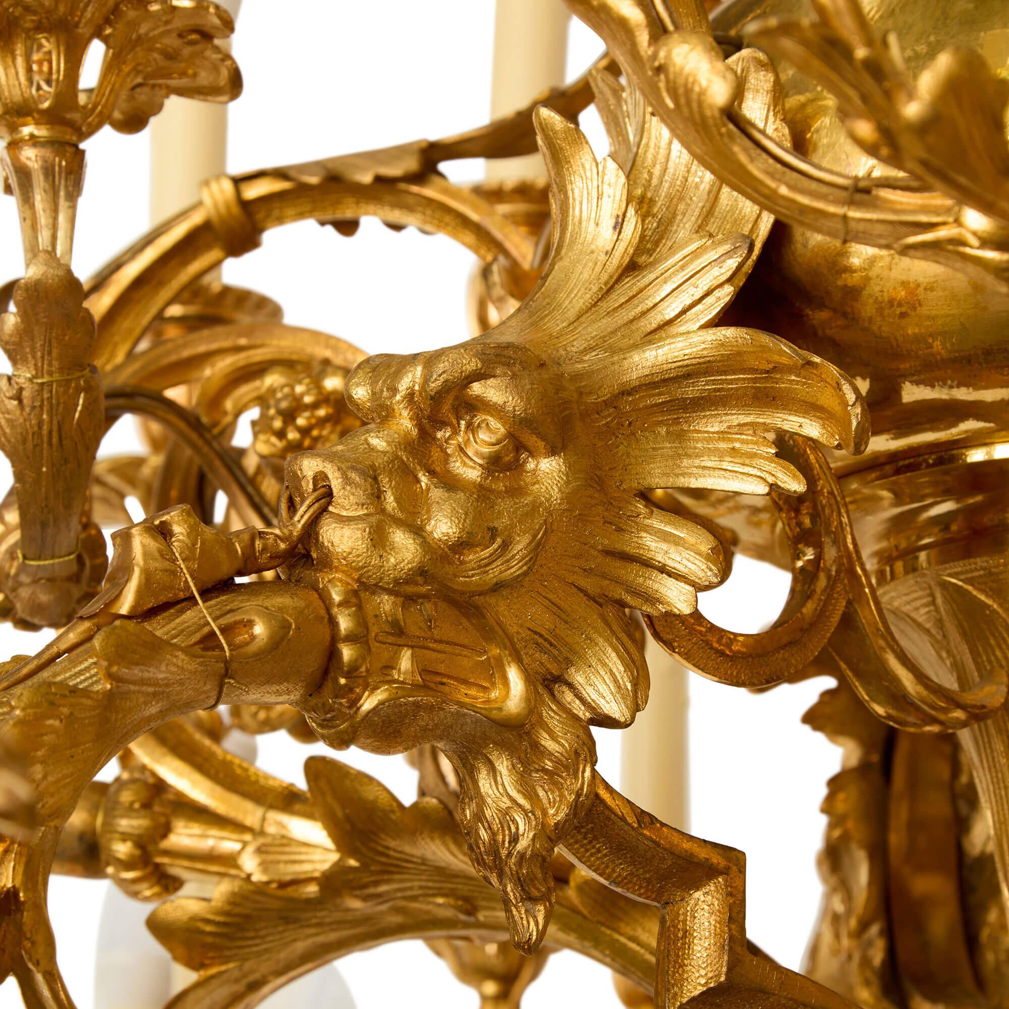 Bronze doré Très grand lustre français ancien Louis XIV en bronze doré et ornementé en vente