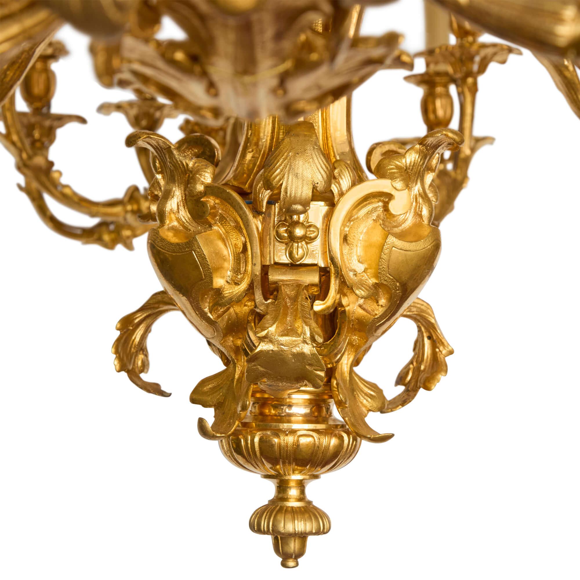 Très grand lustre français ancien Louis XIV en bronze doré et ornementé en vente 1