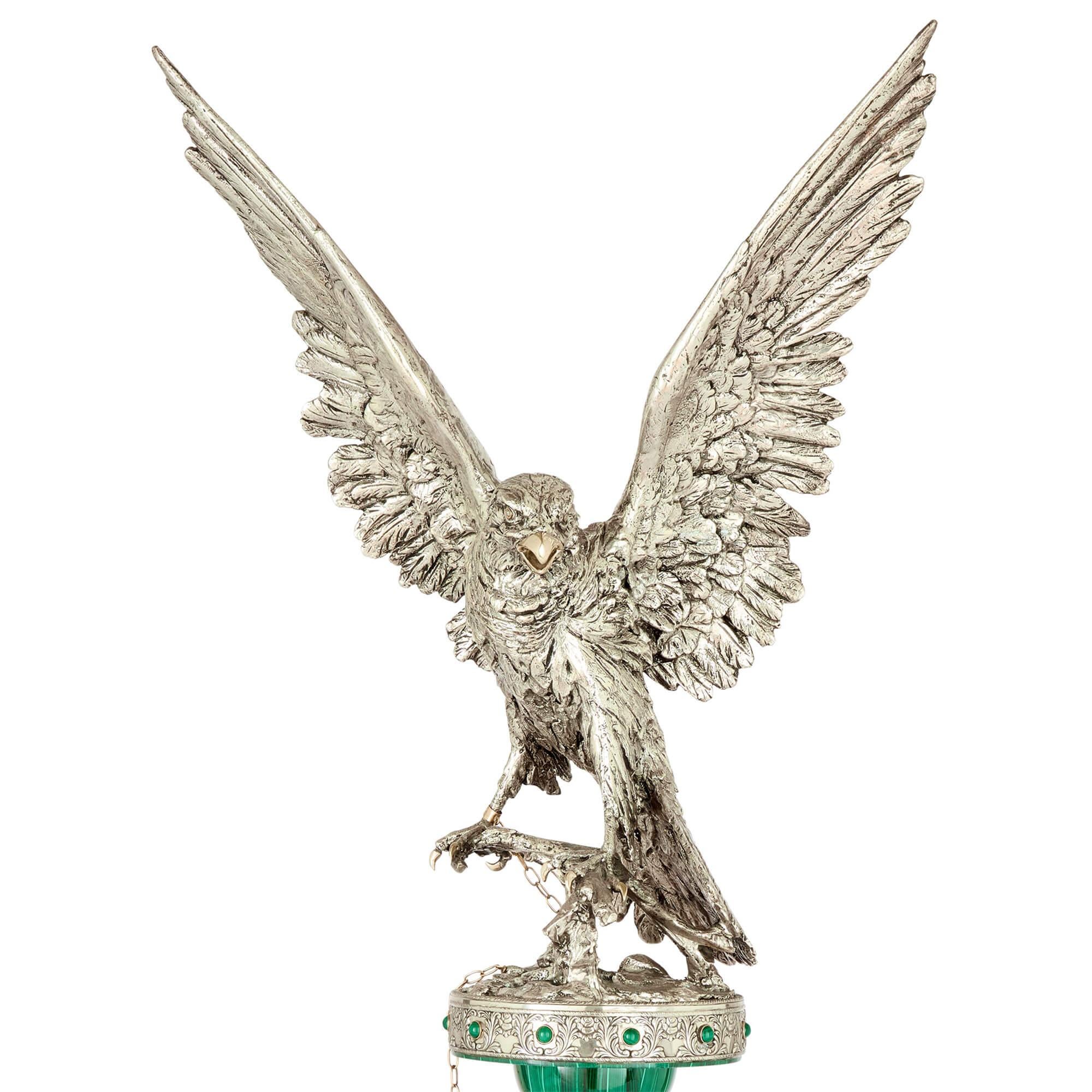 Grande Aquila moderna in argento dorato e vermeil con diamanti e malachite Giaconi & Gioli 
Italiano, 1970 circa
Aquila: Altezza 58cm, larghezza 44cm, profondità 22cm
Piedistallo: Altezza 51 cm, diametro 29 cm
Complessivamente: altezza 109 cm,