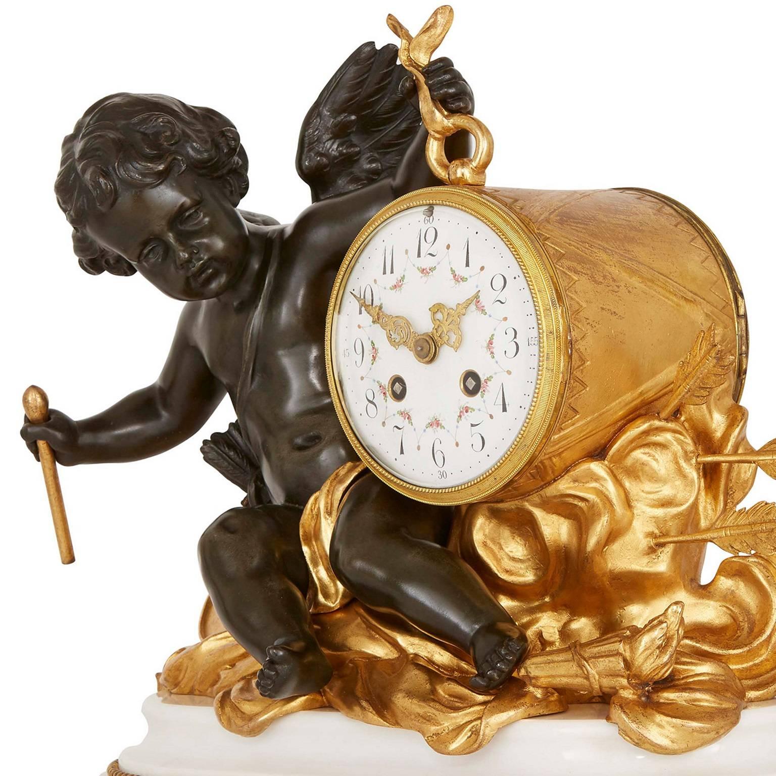 Louis XVI Ensemble d'horloges à trois pièces en marbre blanc monté sur marbre doré et bronze patiné en vente