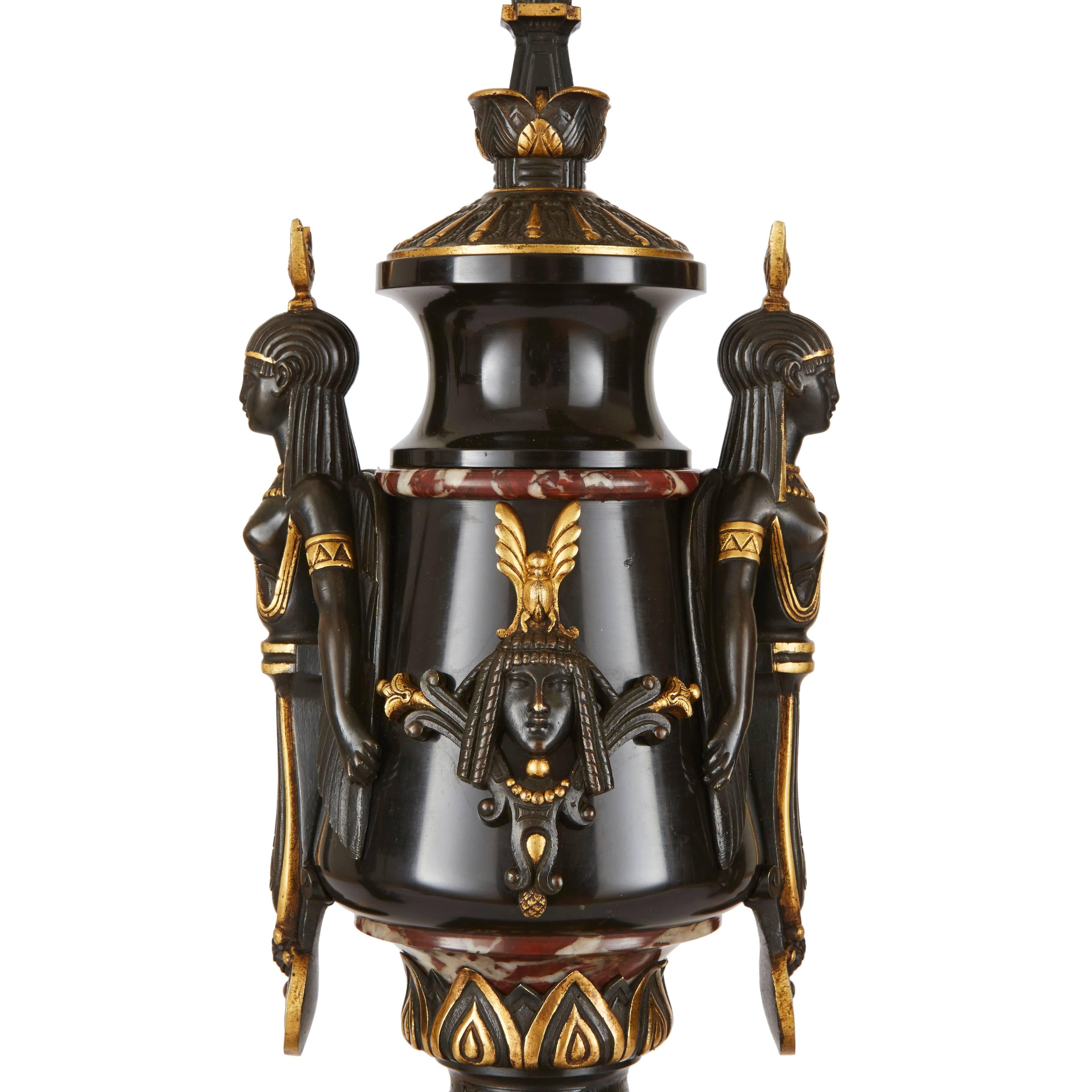 Français Ensemble d'horloges néo-égyptiennes de trois pièces en marbre, bronze doré et bronze patiné en vente