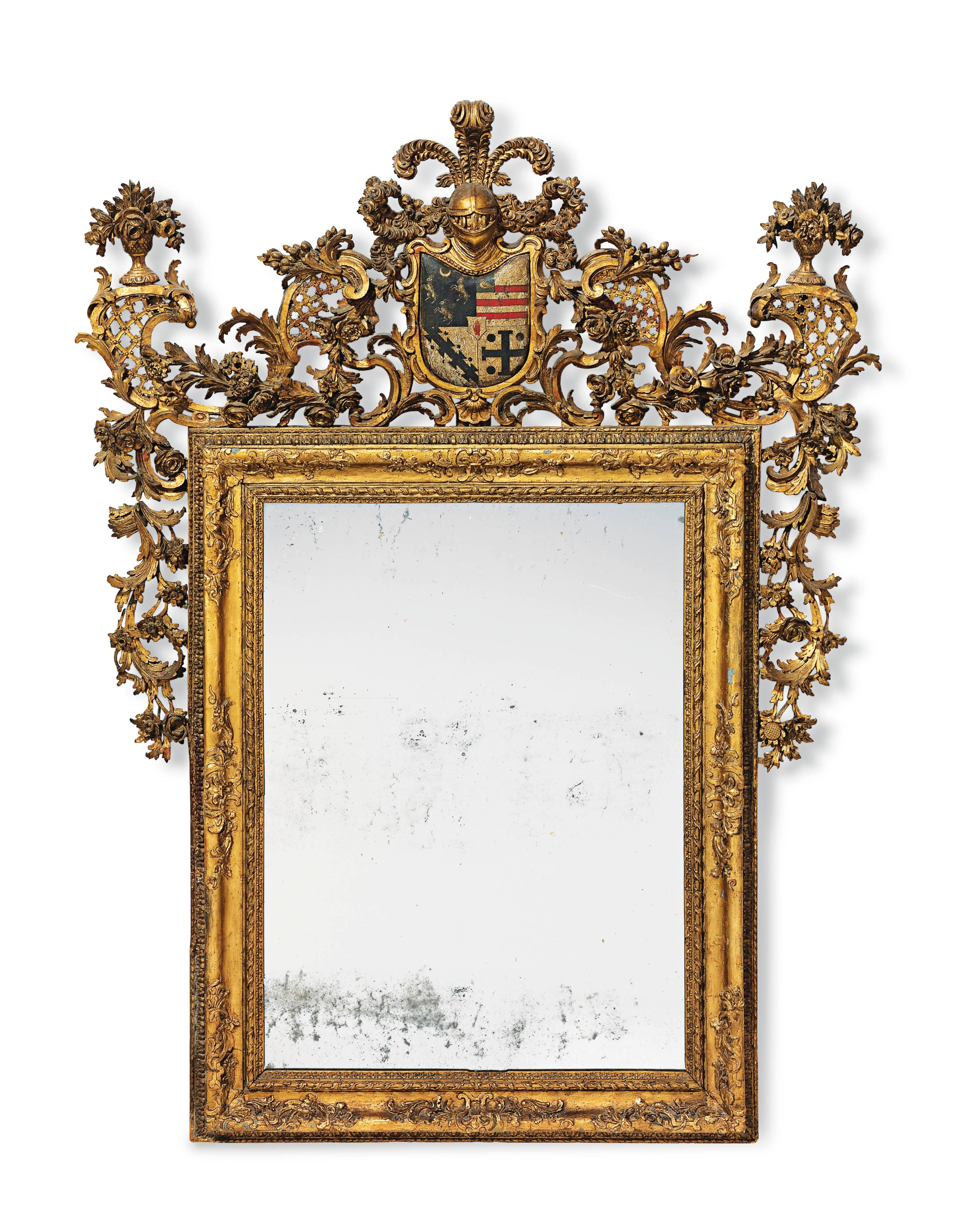 Baroque Paire importante et raffinée de miroirs en bois doré à décor polychrome en vente
