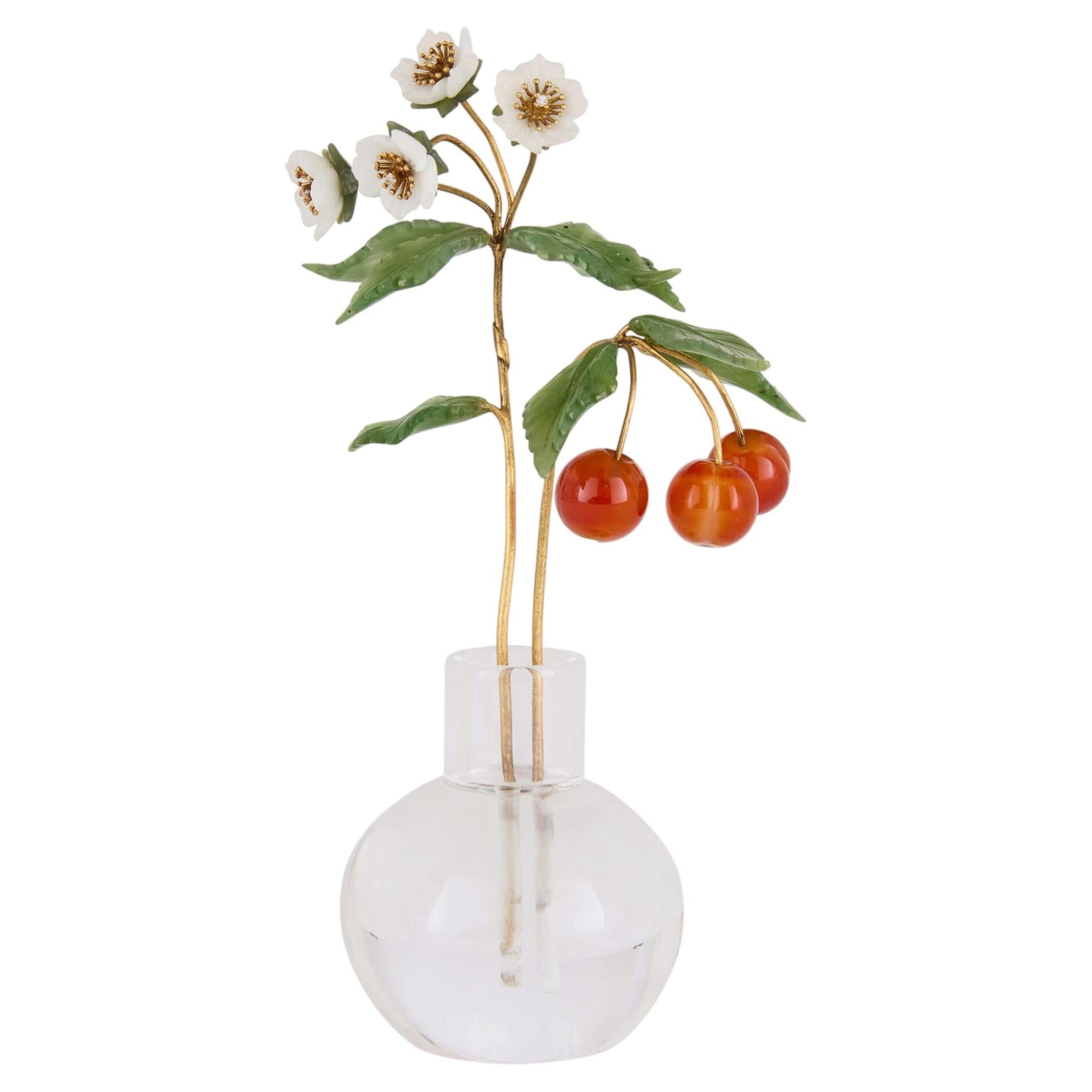 Branche de cerisier en pierres dures de style Fabergé dans un vase en cristal de roche