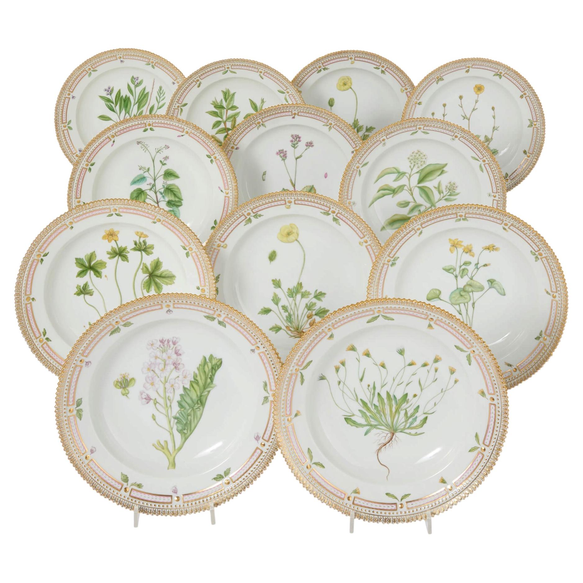 Lot de douze assiettes à dessert en porcelaine « Flora Danica » de Royal Copenhagen