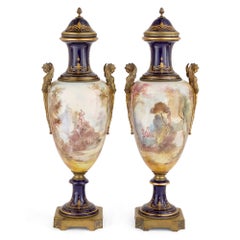 Imposante et magnifique paire de vases en porcelaine de style Sèvres ornés de montures en bronze doré