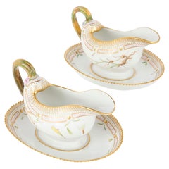 Ein Paar Porzellan-Soßenschälchen mit Ständern aus der Serie „Flora Danica“ von Royal Copenhagen