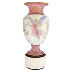 Monumentale Vase aus Sèvres mit rosa Grund und einer geflügelten Muse von Charles Barriat