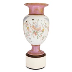 Vase monumental de Sèvres à fond rose, représentant une muse ailée, par Charles Barriat