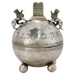 Boîte antique rare en argent représentant un etrog, ornée de lions et des Dix Commandements