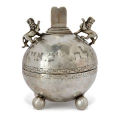 Boîte antique rare en argent représentant un etrog, ornée de lions et des Dix Commandements