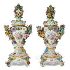 Imposante et magnifique paire de vases en porcelaine de Meissen ornés de fleurs
