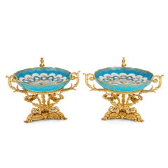 Magnifique paire de tasses en bronze doré et porcelaine de style Sèvres, signées Beurdeley