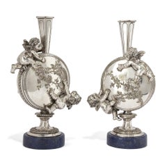 Coppia di vasi a forma di cherubino in bronzo argentato e lapislazzuli di Auguste Moreau