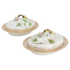 Ein Paar Porzellanschalen mit Deckel aus der Serie „Flora Danica“ von Royal Copenhagen