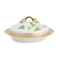 Ein Paar Porzellanschalen mit Deckel aus der Serie „Flora Danica“ von Royal Copenhagen