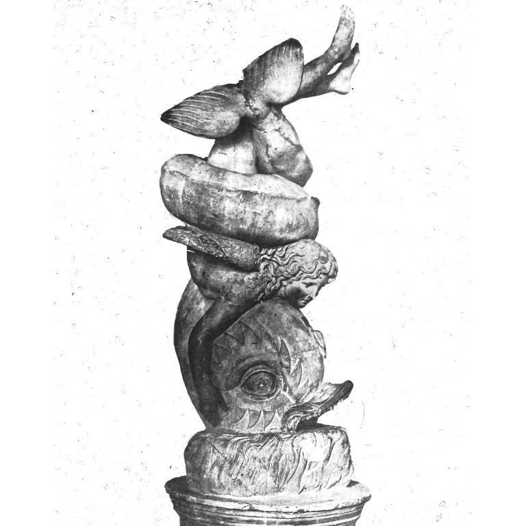 Patiné Sculpture figurative ancienne en bronze d'Amore avec un dauphin en vente