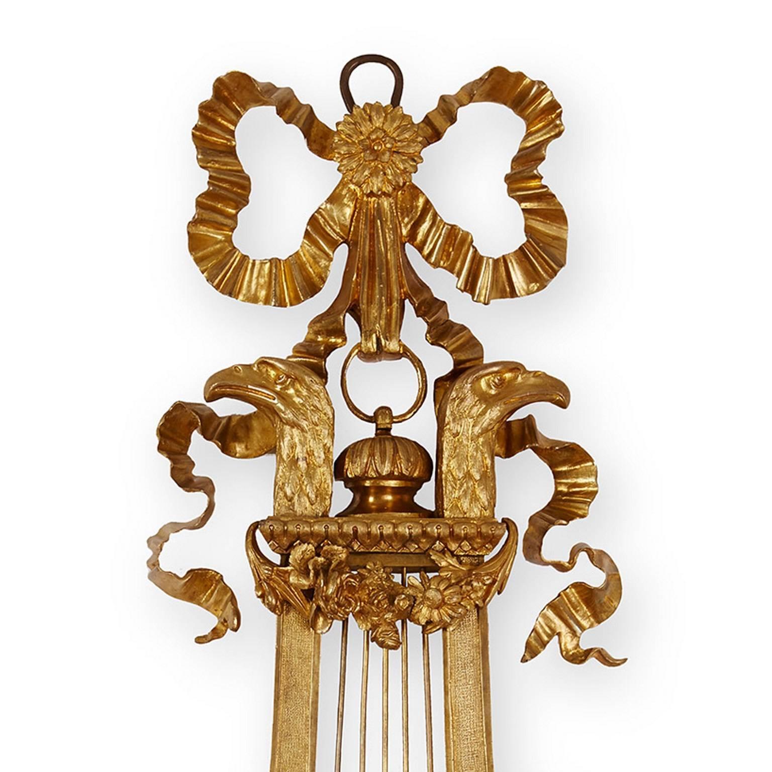 Cartel Cartel Uhr aus vergoldeter Bronze im neoklassischen Stil mit leierförmiger Rückwand (Vergoldet) im Angebot