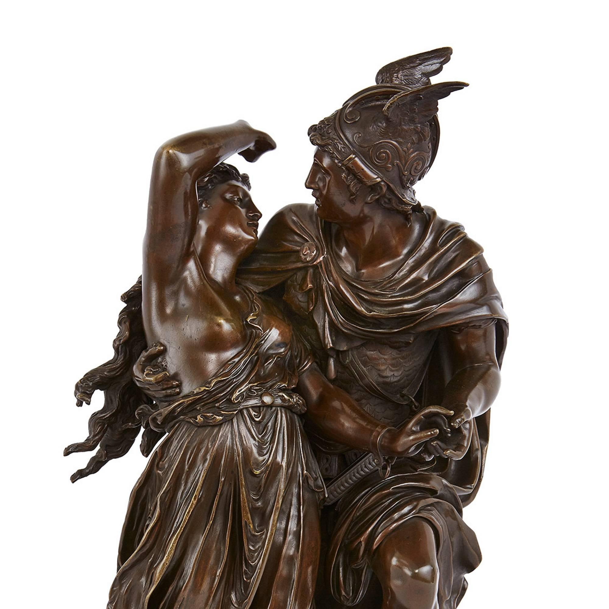 Cette belle sculpture française ancienne représente un moment de l'un des récits les plus célèbres de la mythologie classique, celui de Persée et d'Andromède. Réalisée en bronze patiné avec des rehauts de dorure parcellaire, l'œuvre montre le moment