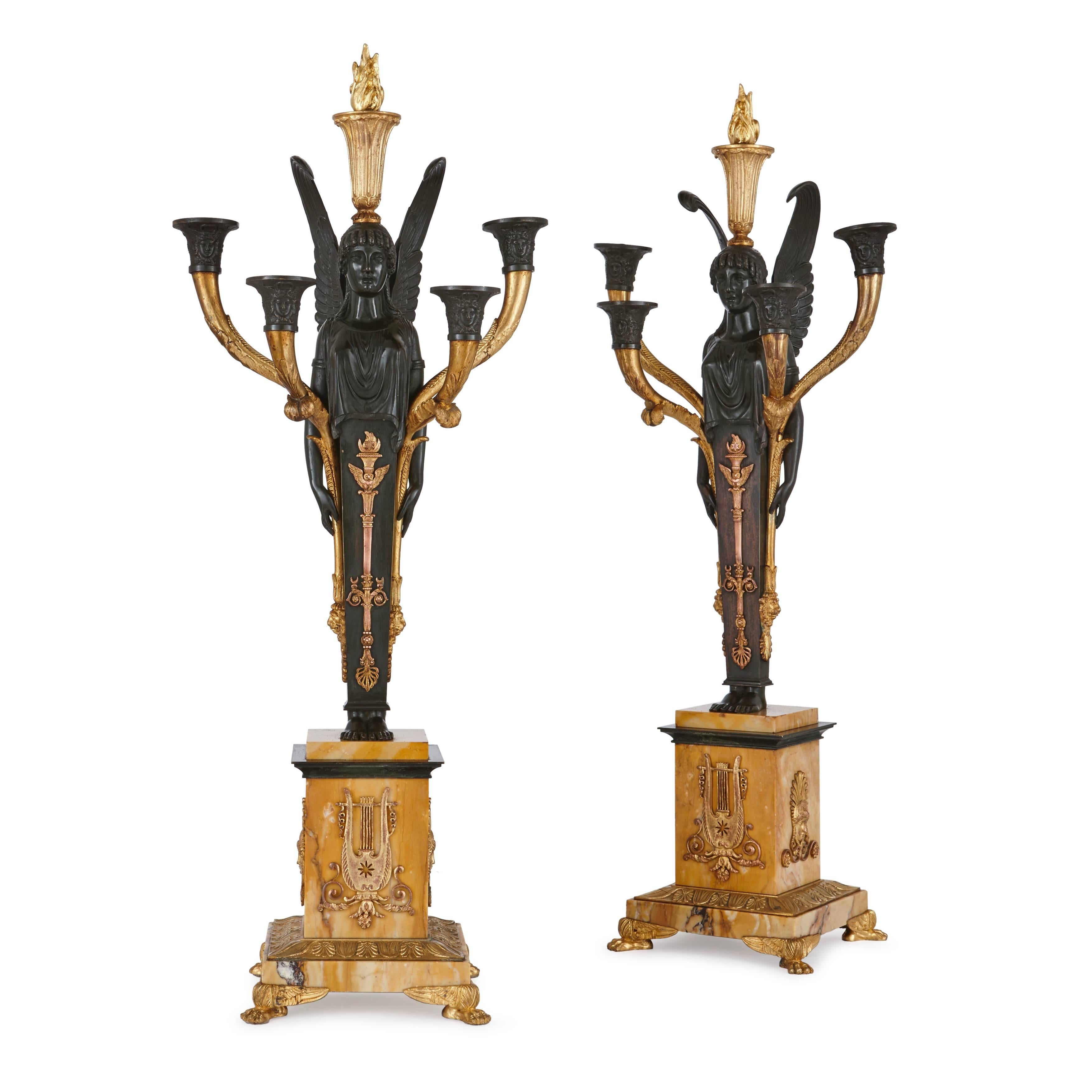 Paire de candélabres Empire en bronze doré et patiné en vente