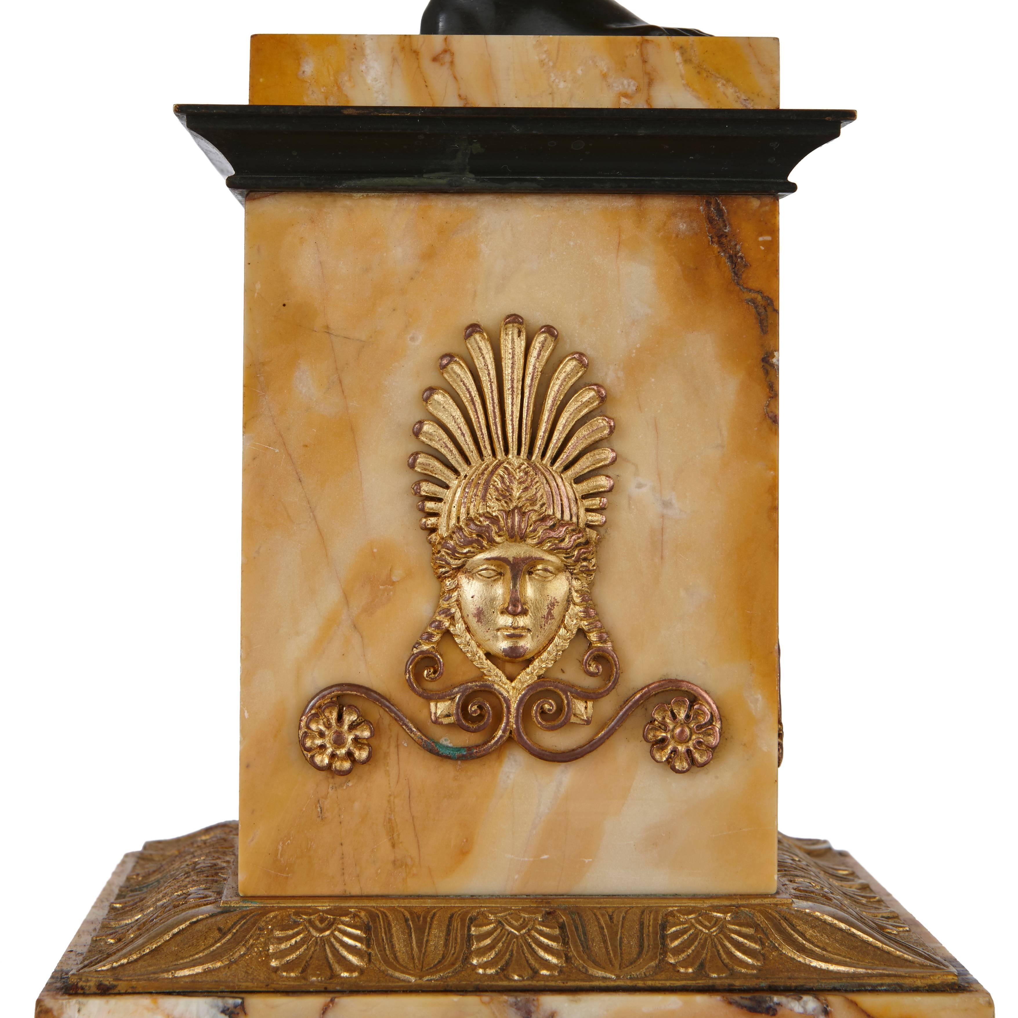 Ein Paar Empire-Kandelaber aus vergoldeter und patinierter Bronze (Vergoldet) im Angebot