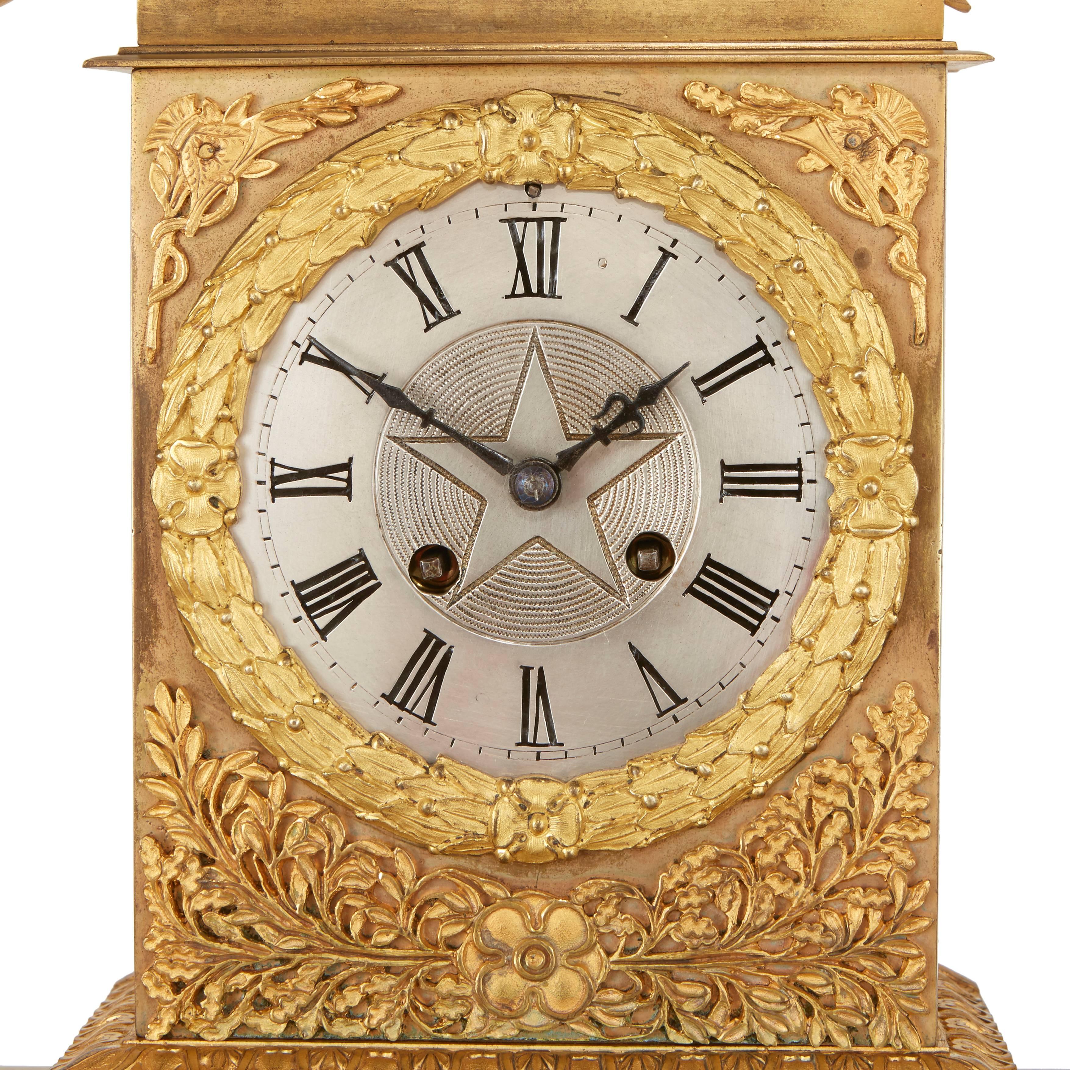Néoclassique Ensemble d'horloges en bronze doré de style Empire représentant la couronne de l'Honoréi en vente