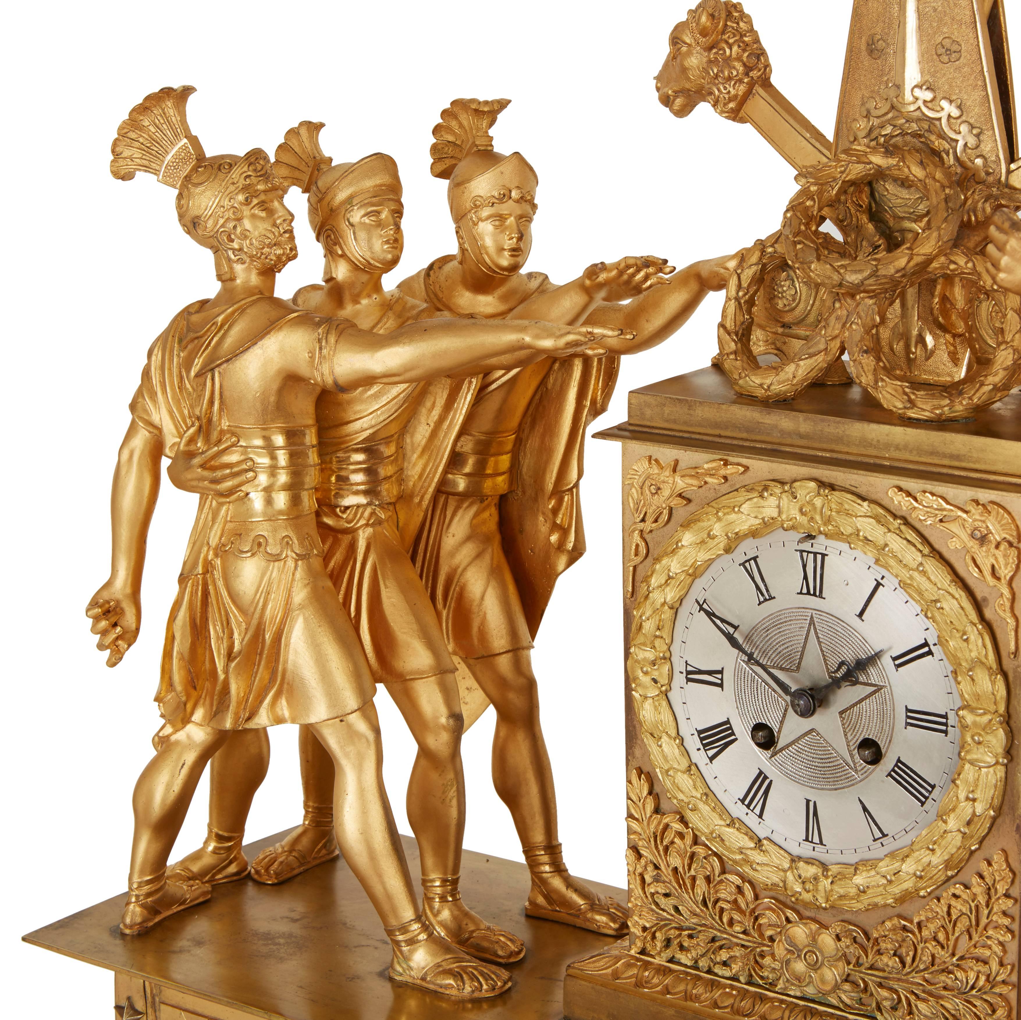 Français Ensemble d'horloges en bronze doré de style Empire représentant la couronne de l'Honoréi en vente