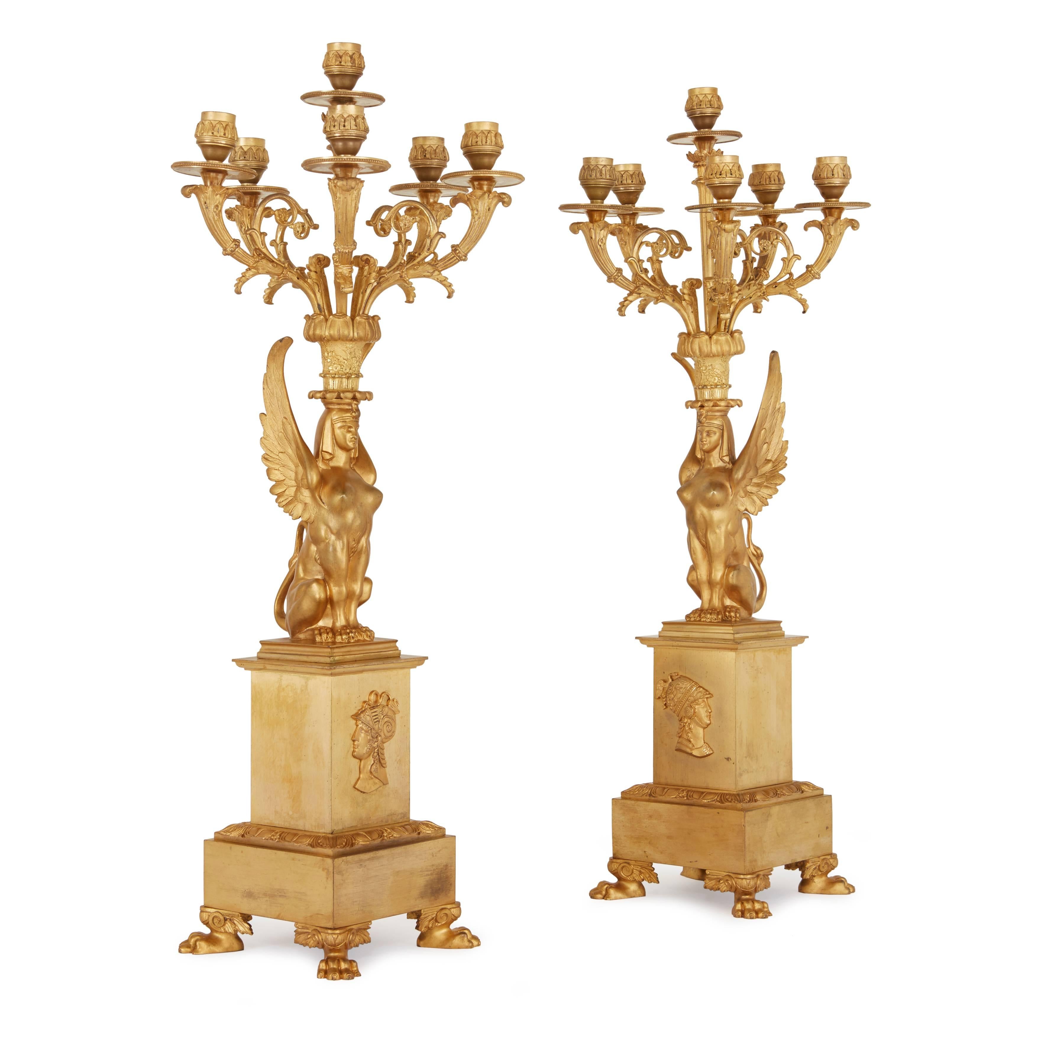 Ensemble d'horloges en bronze doré de style Empire représentant la couronne de l'Honoréi Bon état - En vente à London, GB