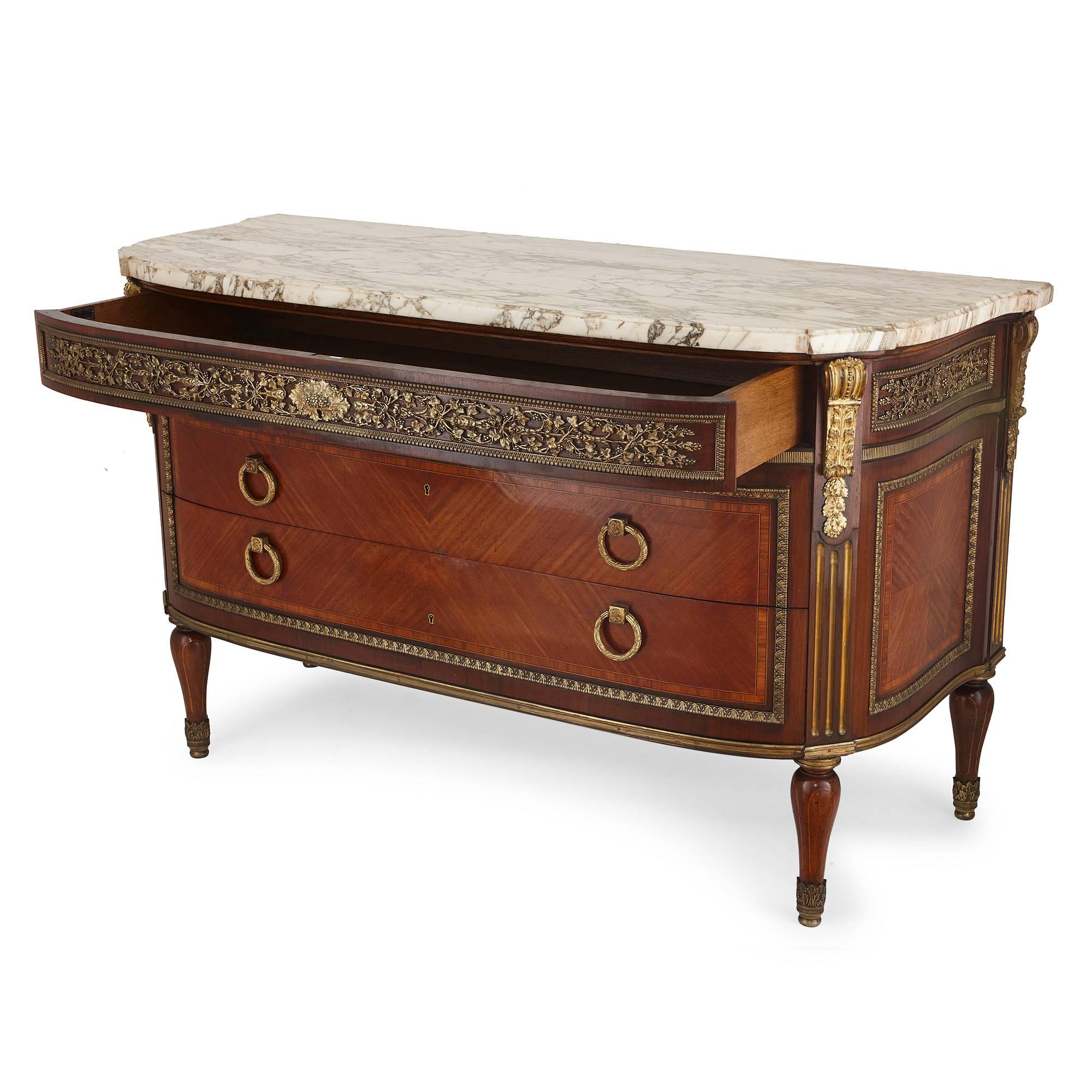 Luigi XVI Commodo in stile neoclassico in marmo e legno ornato da ormolature di Leleu in vendita