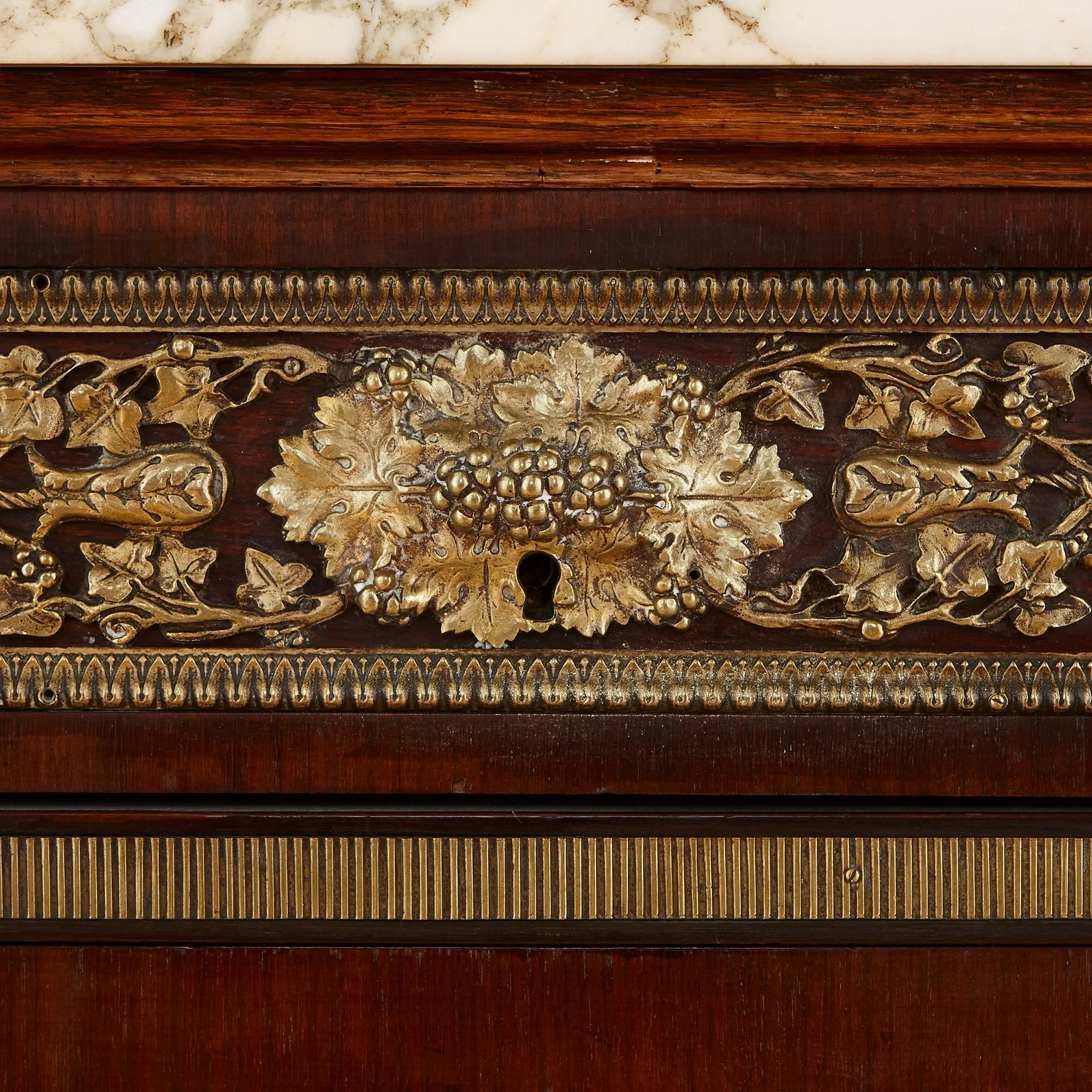 Francese Commodo in stile neoclassico in marmo e legno ornato da ormolature di Leleu in vendita