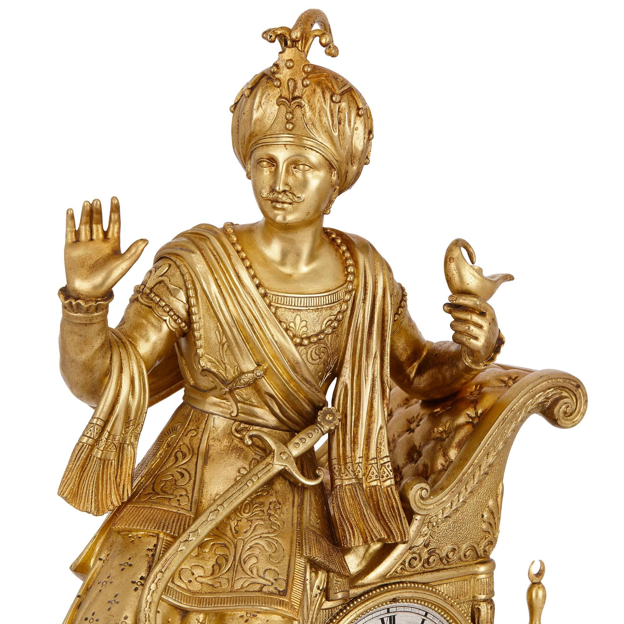 Pendule de cheminée ancienne en bronze doré de style orientaliste français Excellent état - En vente à London, GB