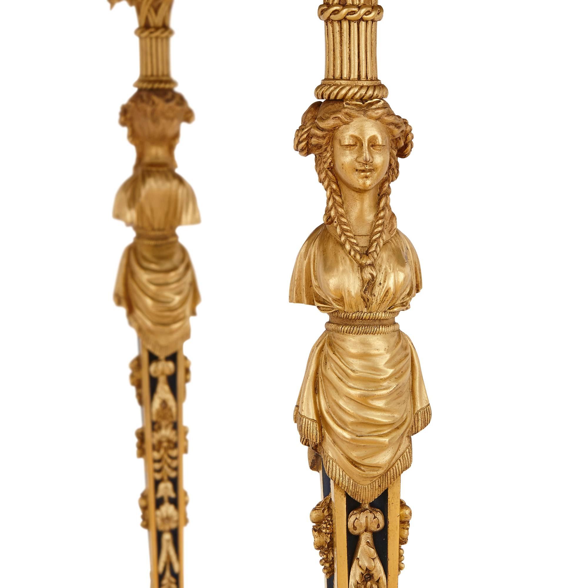 Français Table d'appoint française de style néoclassique en bronze doré et marbre ancien en vente