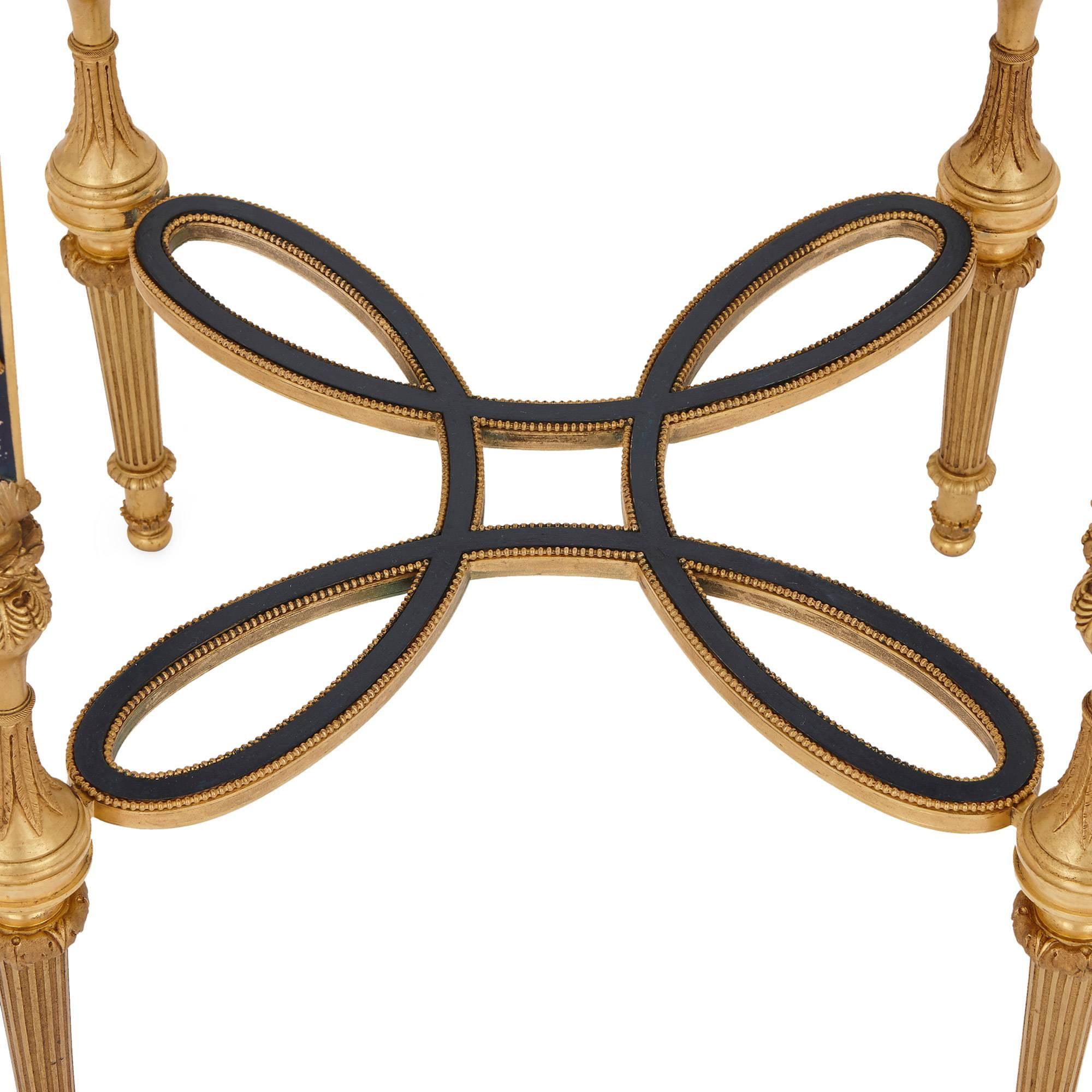 XIXe siècle Table d'appoint française de style néoclassique en bronze doré et marbre ancien en vente