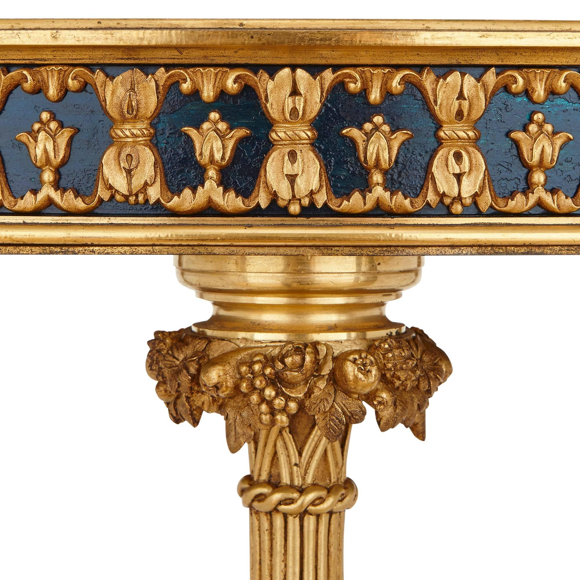 Néoclassique Table d'appoint française de style néoclassique en bronze doré et marbre ancien en vente