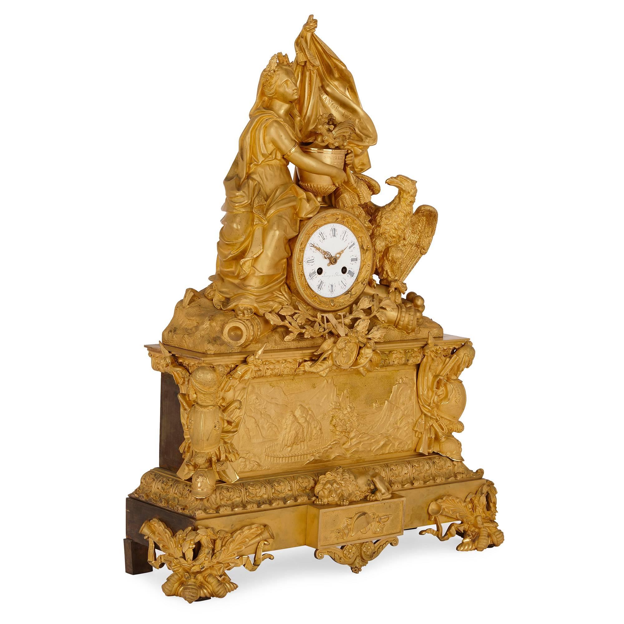 Cette belle pendule de cheminée, entièrement réalisée en bronze doré par le célèbre horloger parisien LeRoy, commémore le retour des cendres de Napoléon en France en 1840. L'horloge est posée sur une base rectangulaire en gradins avec quatre pieds