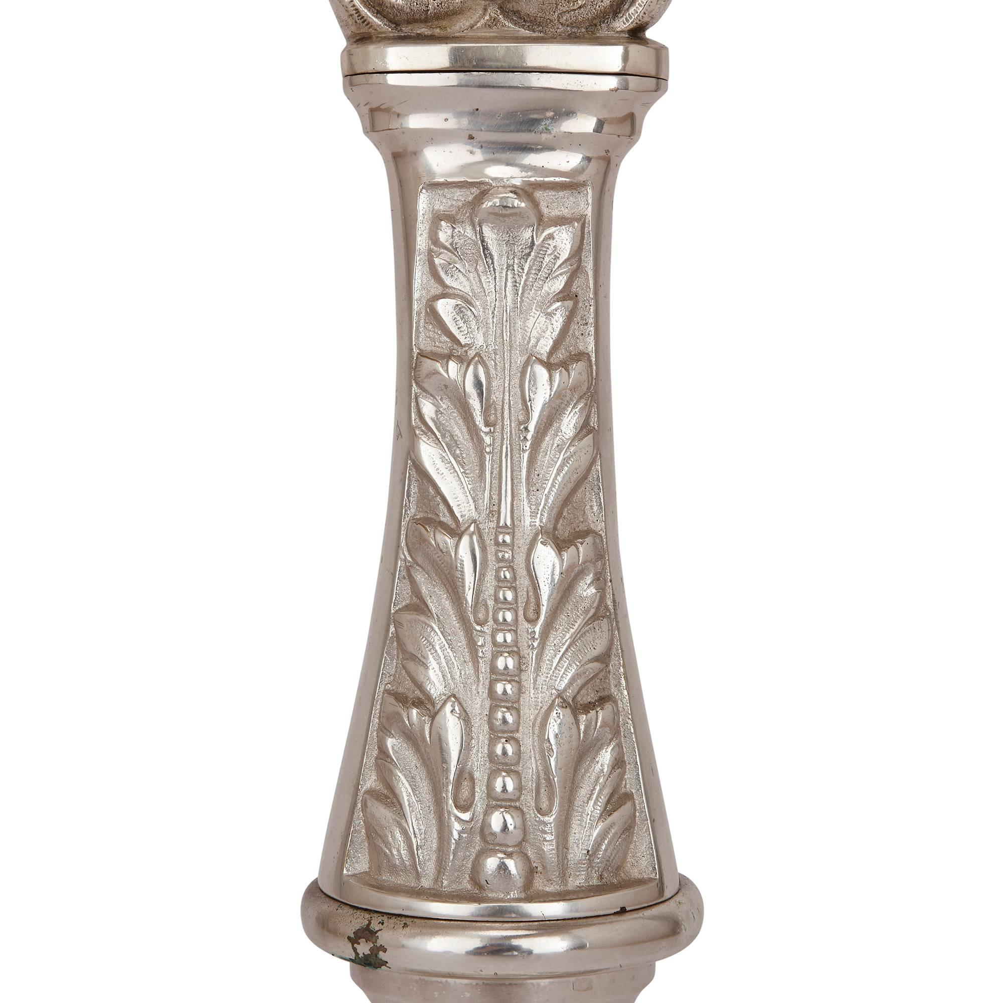 Coppia di candelabri francesi in bronzo dorato e argentato, raffiguranti Gesù e Madonna In condizioni ottime in vendita a London, GB