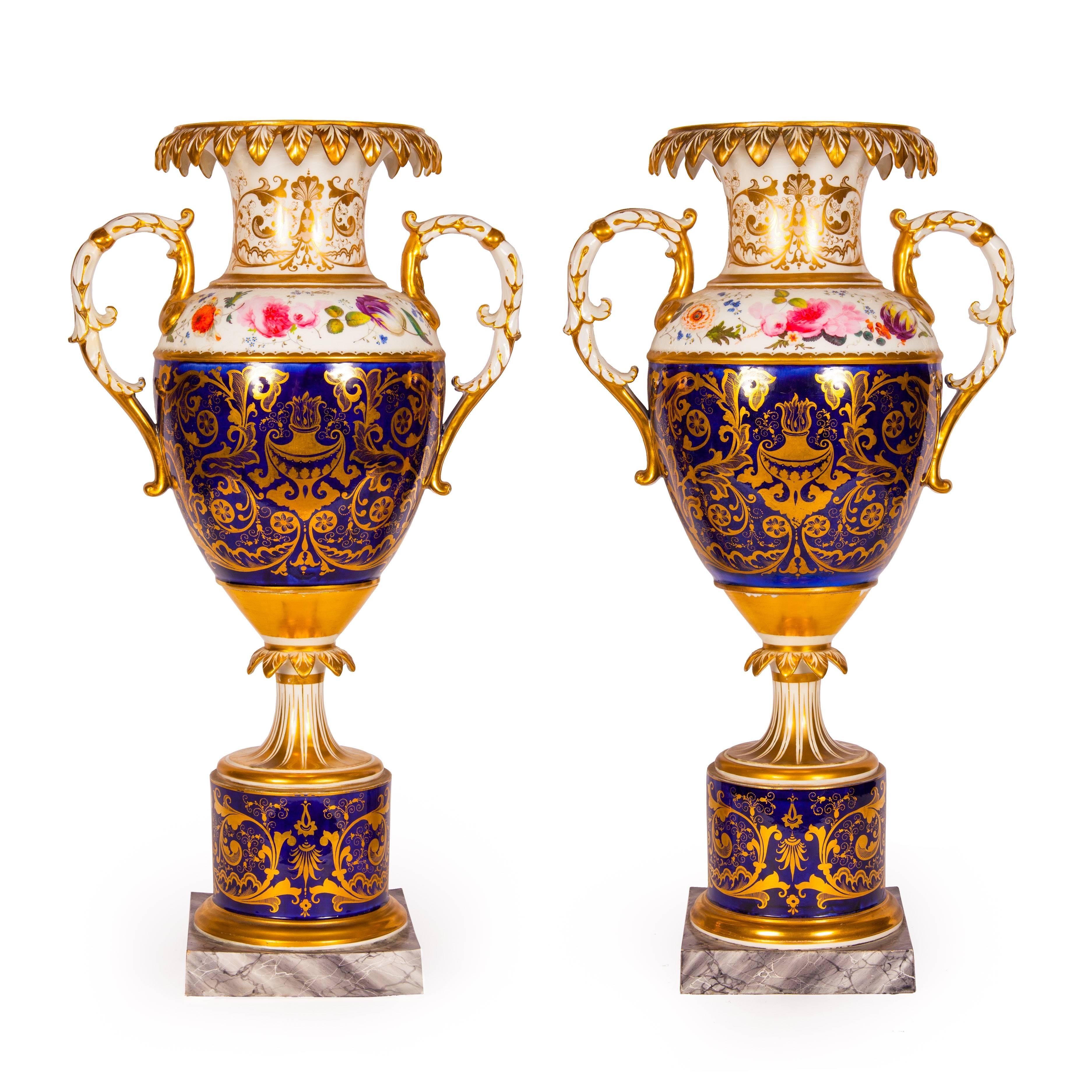 Antique Pair of Royal Worcester Porcelain and Gilt Urns In Good Condition In London, GB