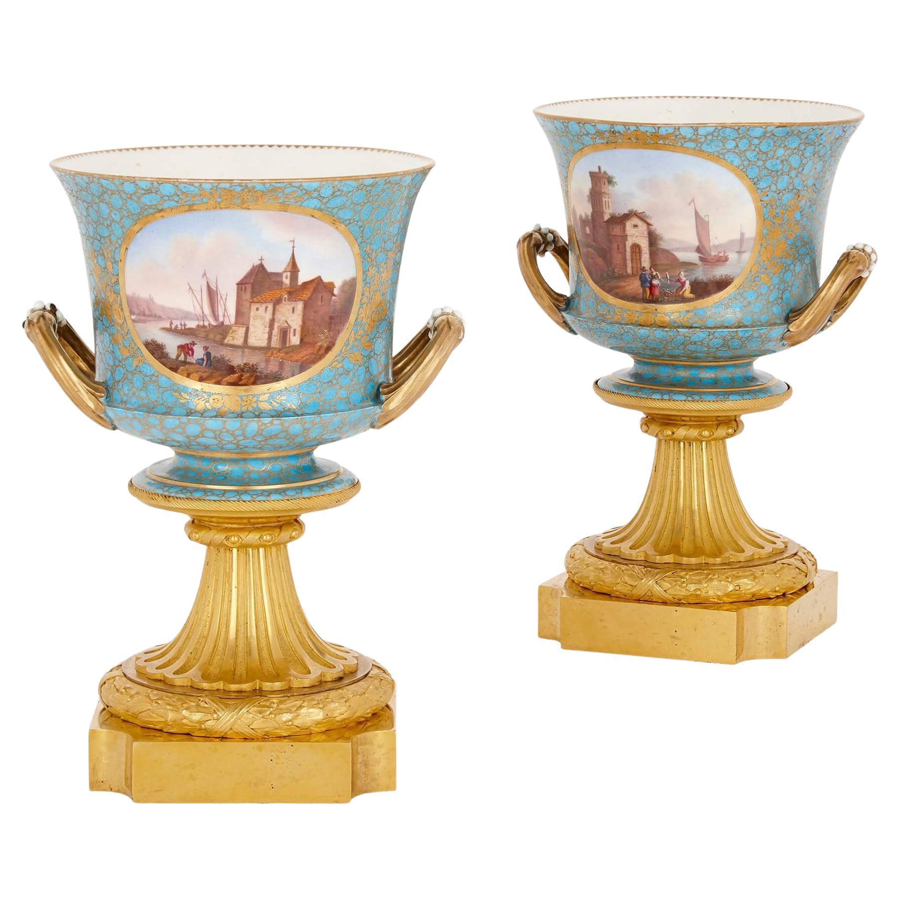 Paire de vases cache-pots anciens en bronze doré et porcelaine de Sèvres