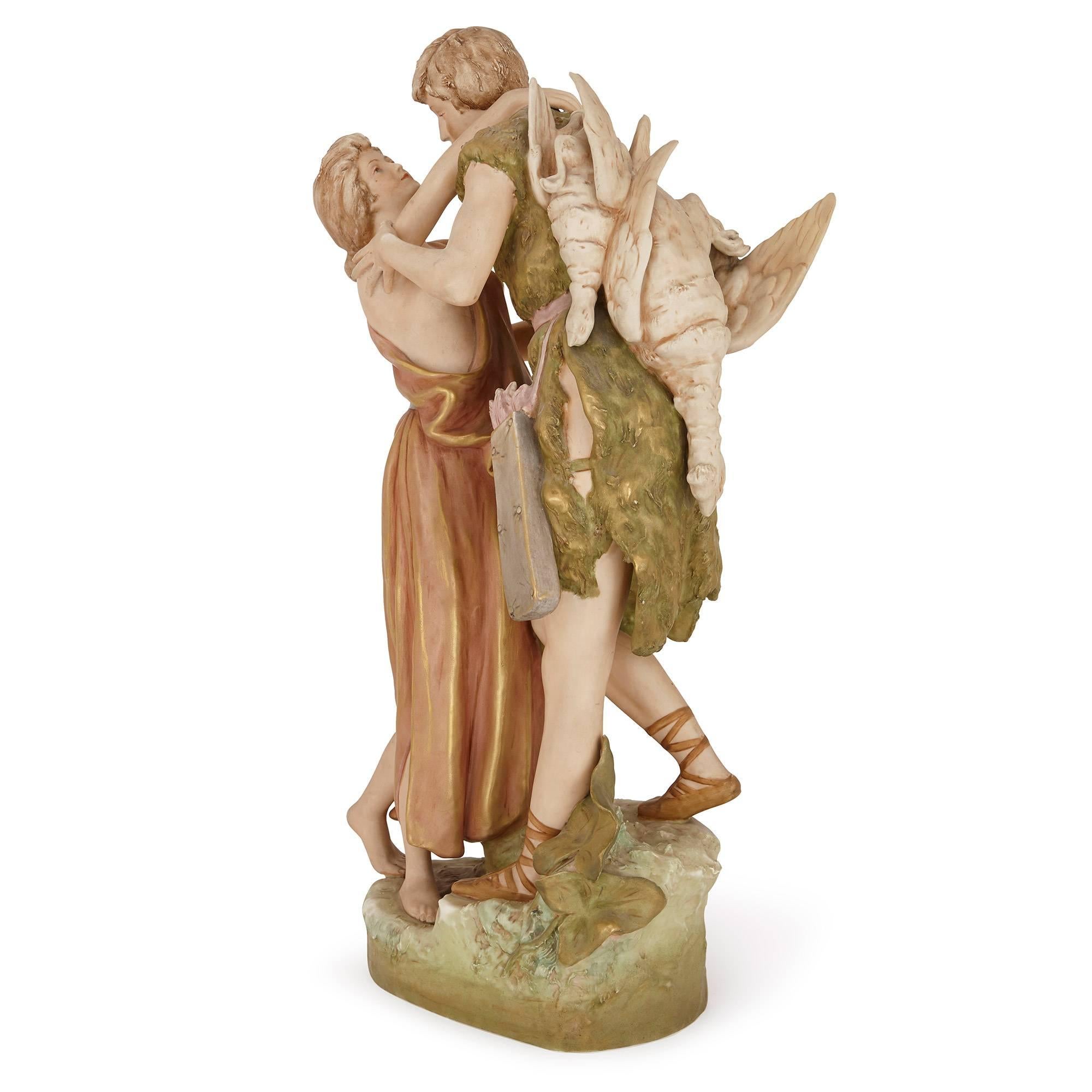 Diese zarte Figurengruppe aus Porzellan zeigt zwei Liebende in einer zärtlichen Umarmung. Das Mädchen ist blond und trägt ein Kleid, das ihr von der Brust gefallen ist, und der Jäger hat zwei Vögel, die Beute seiner Jagd, auf dem Rücken und einen
