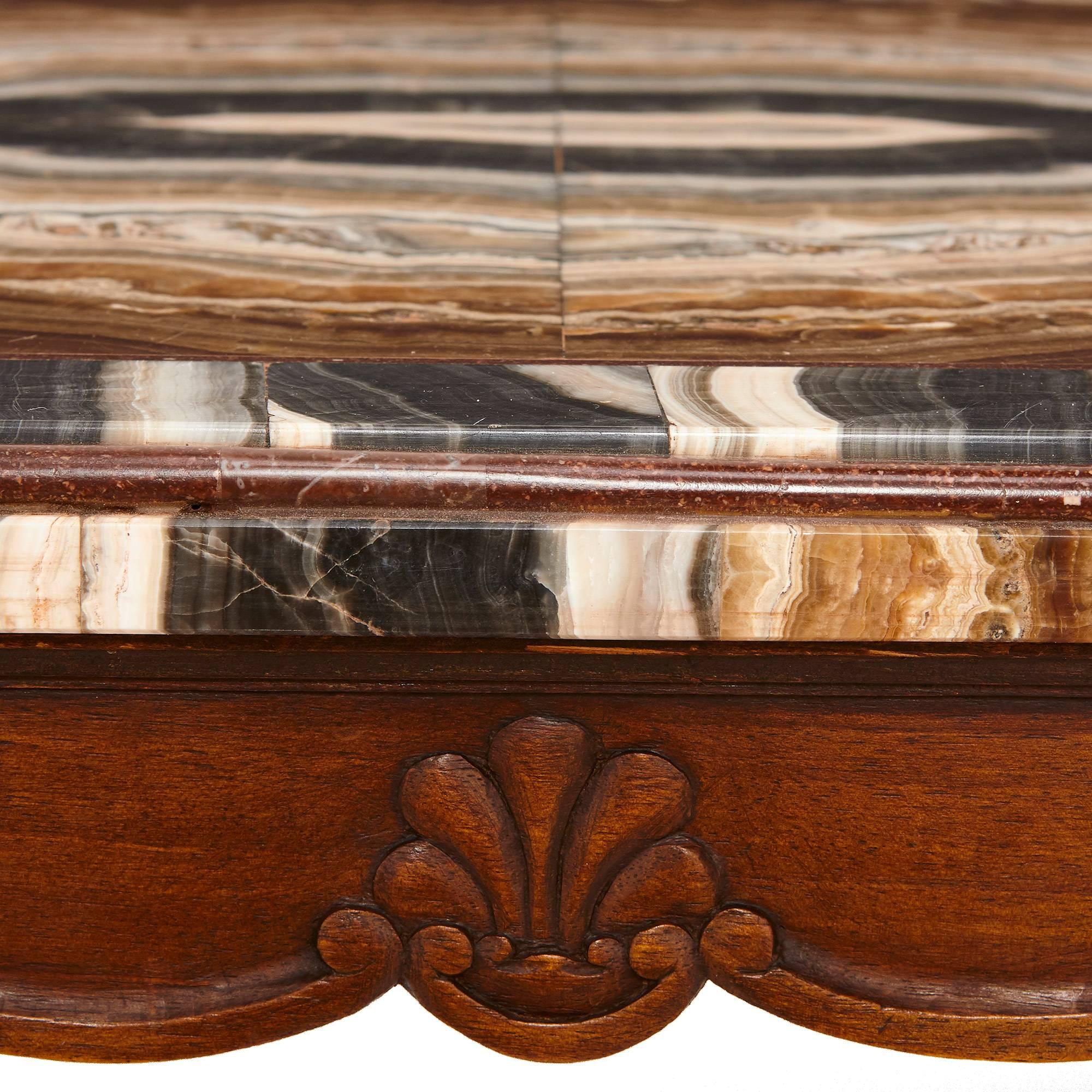 italien Table basse ancienne du XVIIIe siècle avec plateau en onyx et porphyre en vente