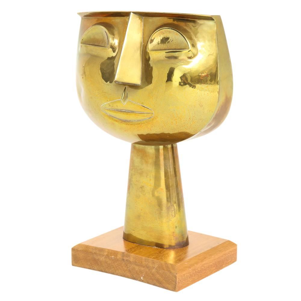 Tête de sculpture en laiton Oswaldo Guayasamin signée Equateur années 1960. Oswaldo Guayasamin (1919-1999) a créé quelque chose de très nouveau à la fin des années 1960 et au début des années 1970. Ses bustes en laiton rappellent les sculptures