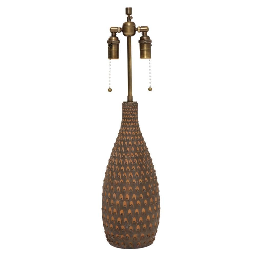 Mid-Century Modern Lampe de bureau Raymor, céramique, marron,cone de pin, signée en vente