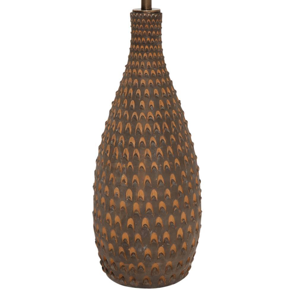 italien Lampe de bureau Raymor, céramique, marron,cone de pin, signée en vente