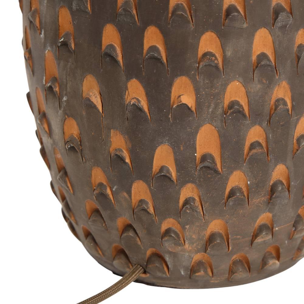 Milieu du XXe siècle Lampe de bureau Raymor, céramique, marron,cone de pin, signée en vente