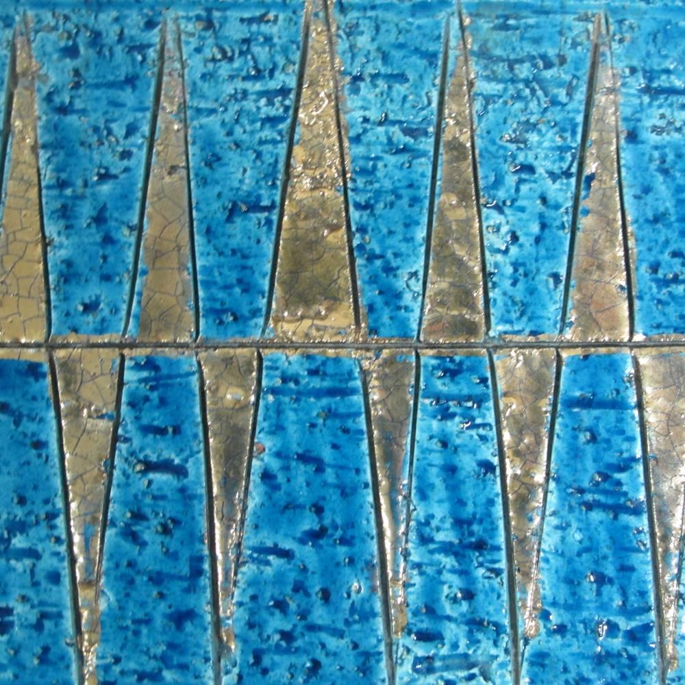 Aldo Londi Bitossi ceramic lidded box gold and Rimini blue, Italy, 1960s. Bold gold repeating geometric pattern over blue glaze.